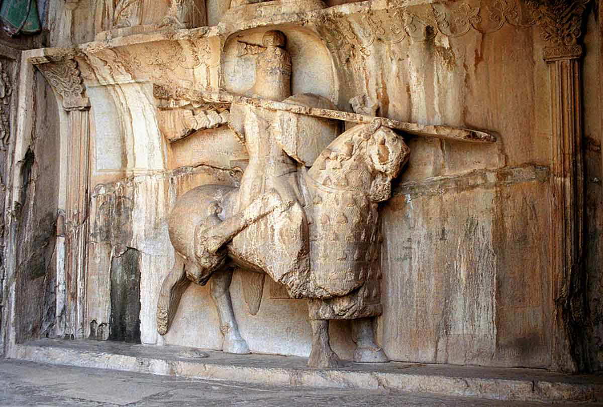 statue khosrow ii taq e bostan