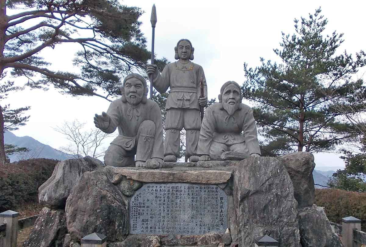 statue of ninigi kunimigaoka