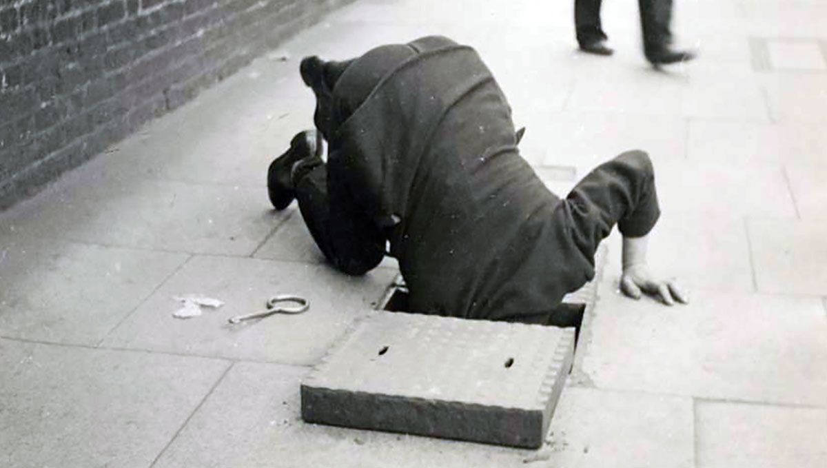 maar man looking sidewalk