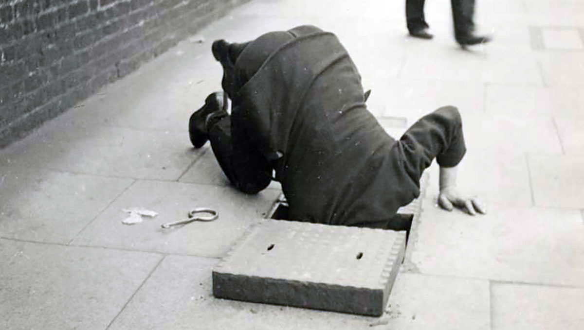 maar man looking sidewalk