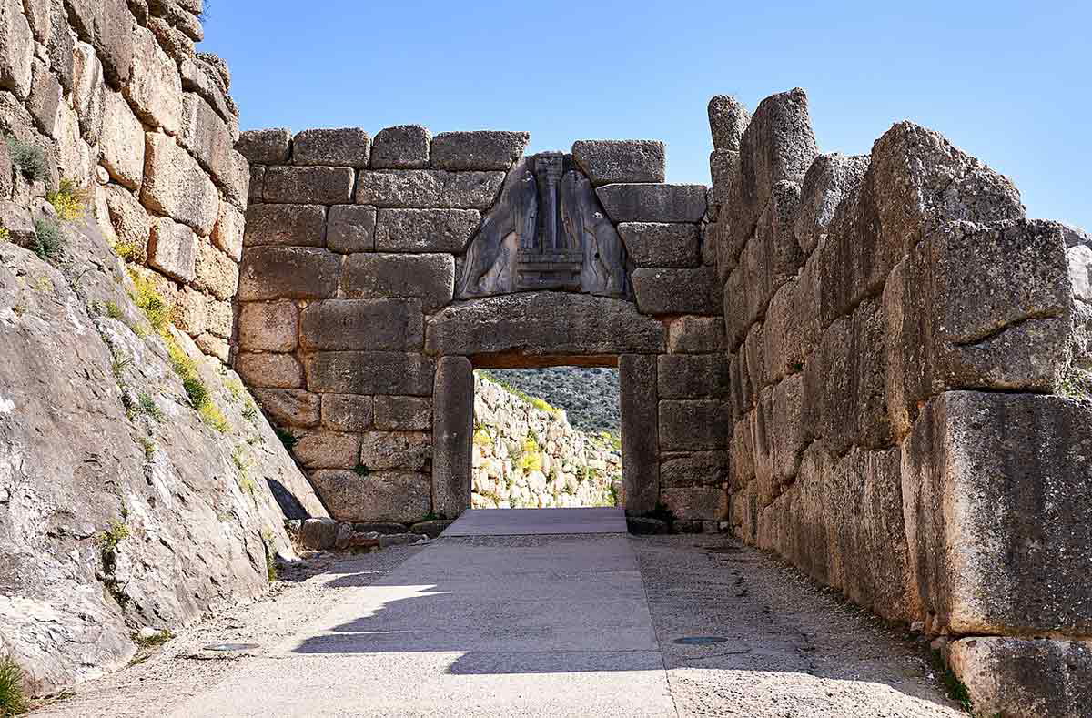 mycenae lion gate cyclopean masonry wikimedia commons 1.0 george e koronaios