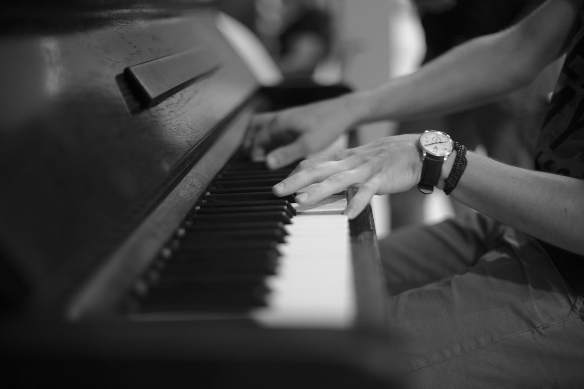 piano player prague