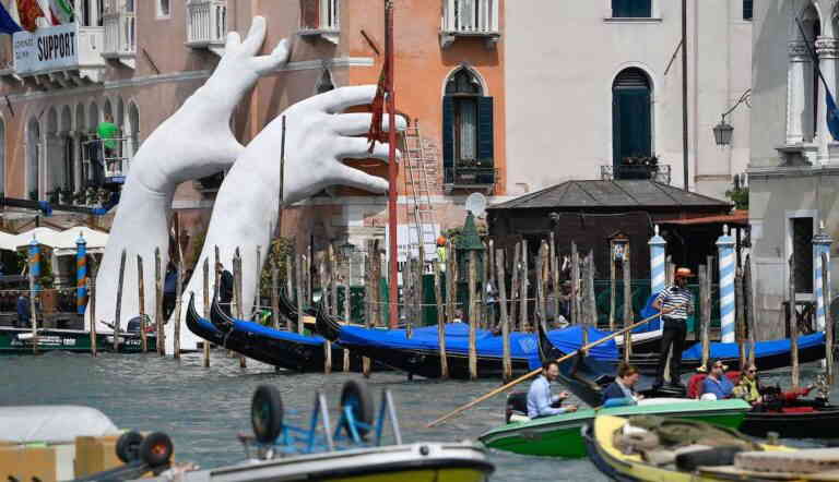Support by Italian artist Lorenzo Quinn, installed along the Grand Canal for the 57th Venice Biennale