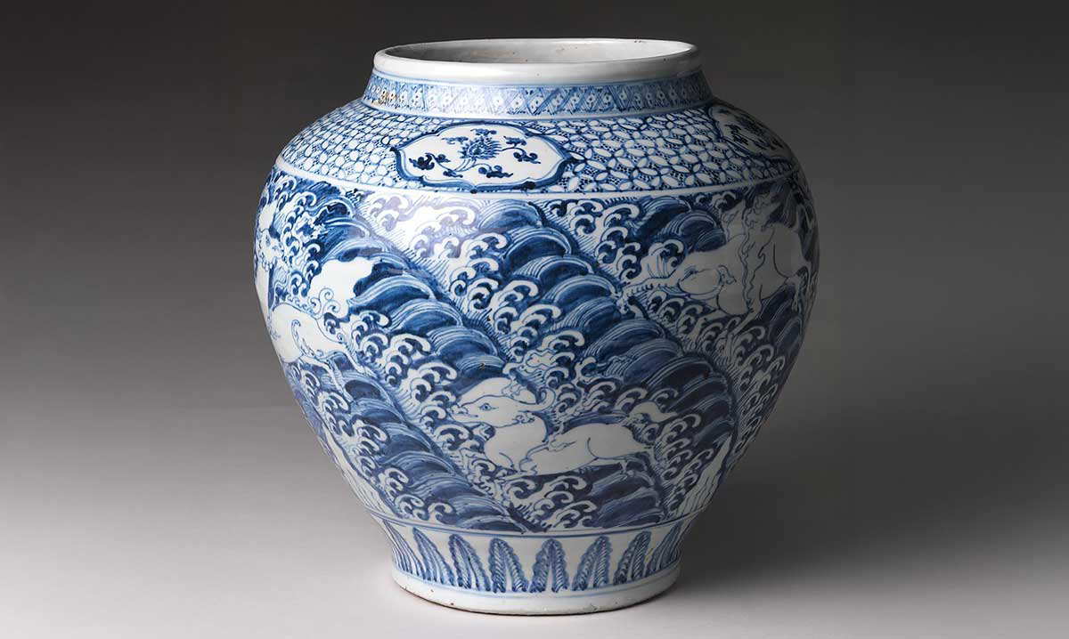 blue white porcelain item