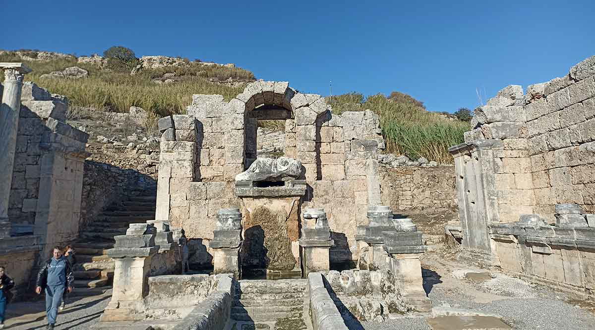 hadrians nymphaeum perge