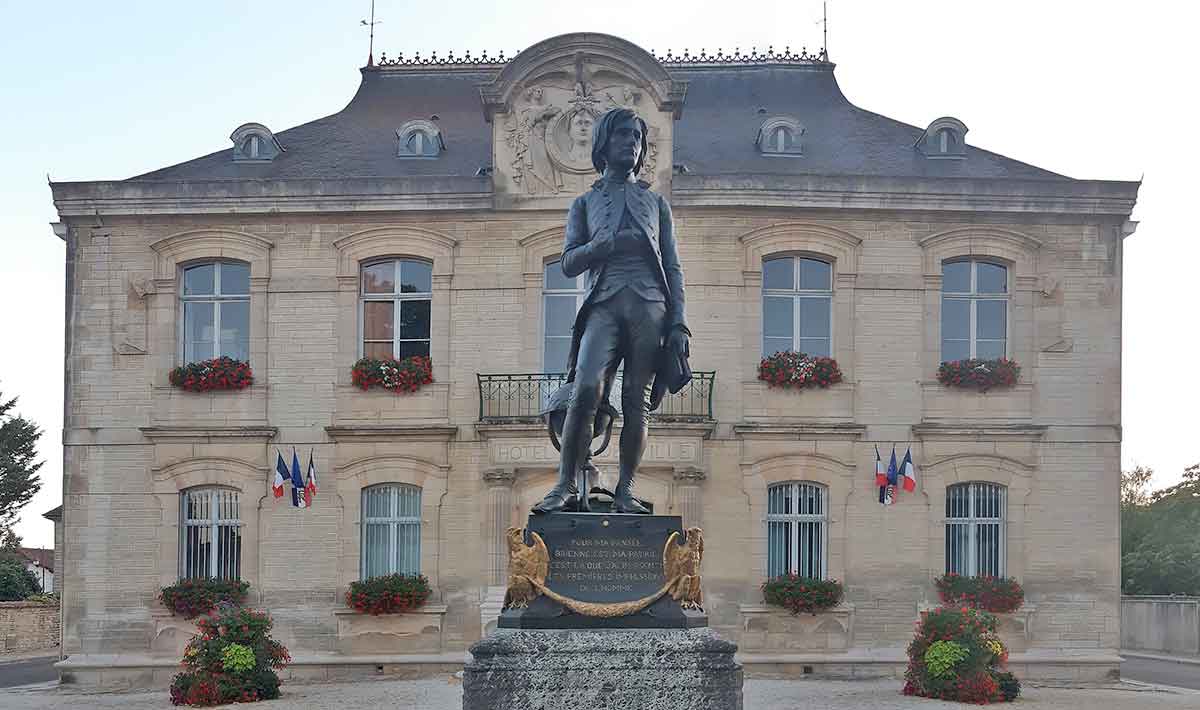 hotel de ville brienne napoleon statue