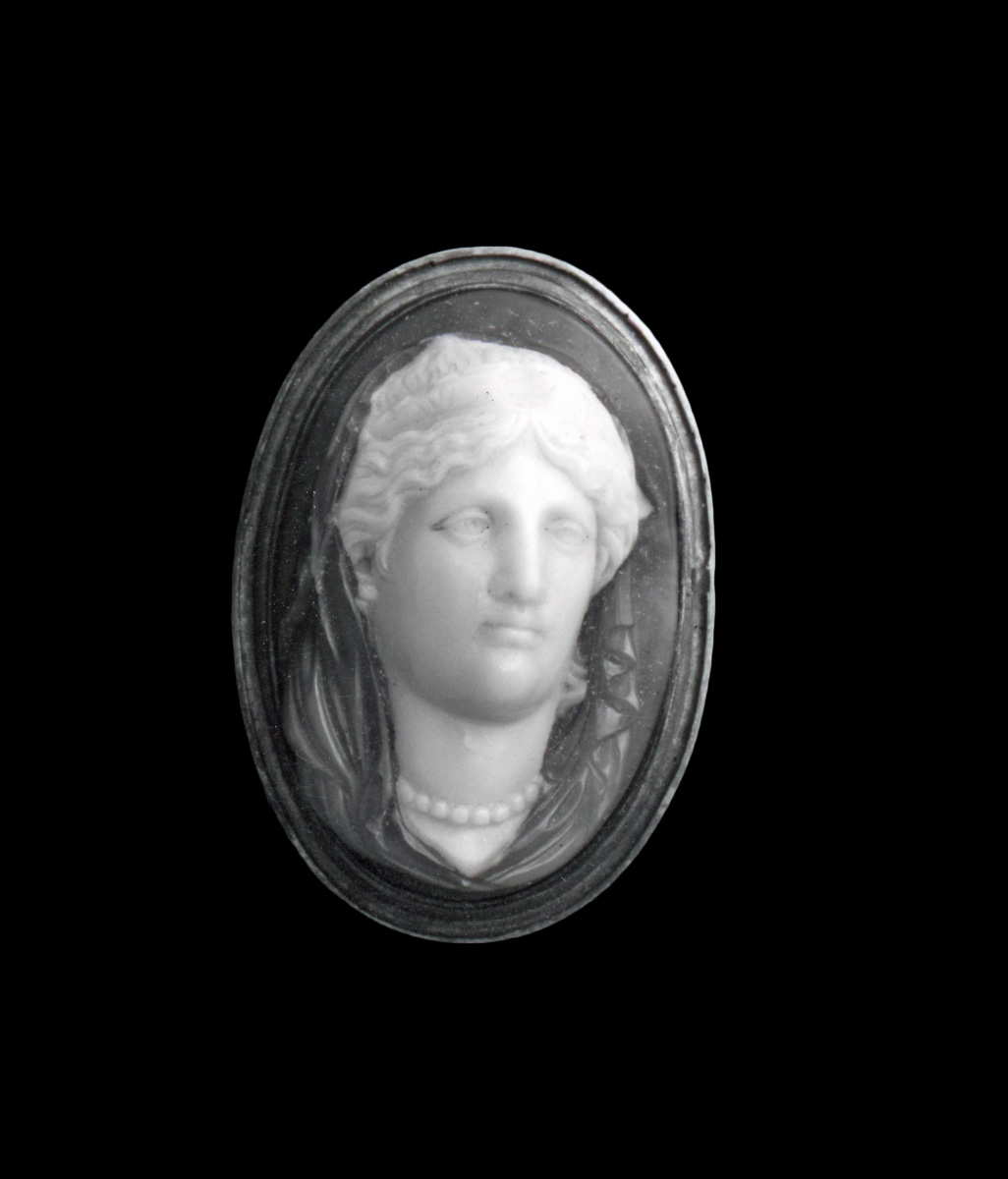 onyx cameo livia