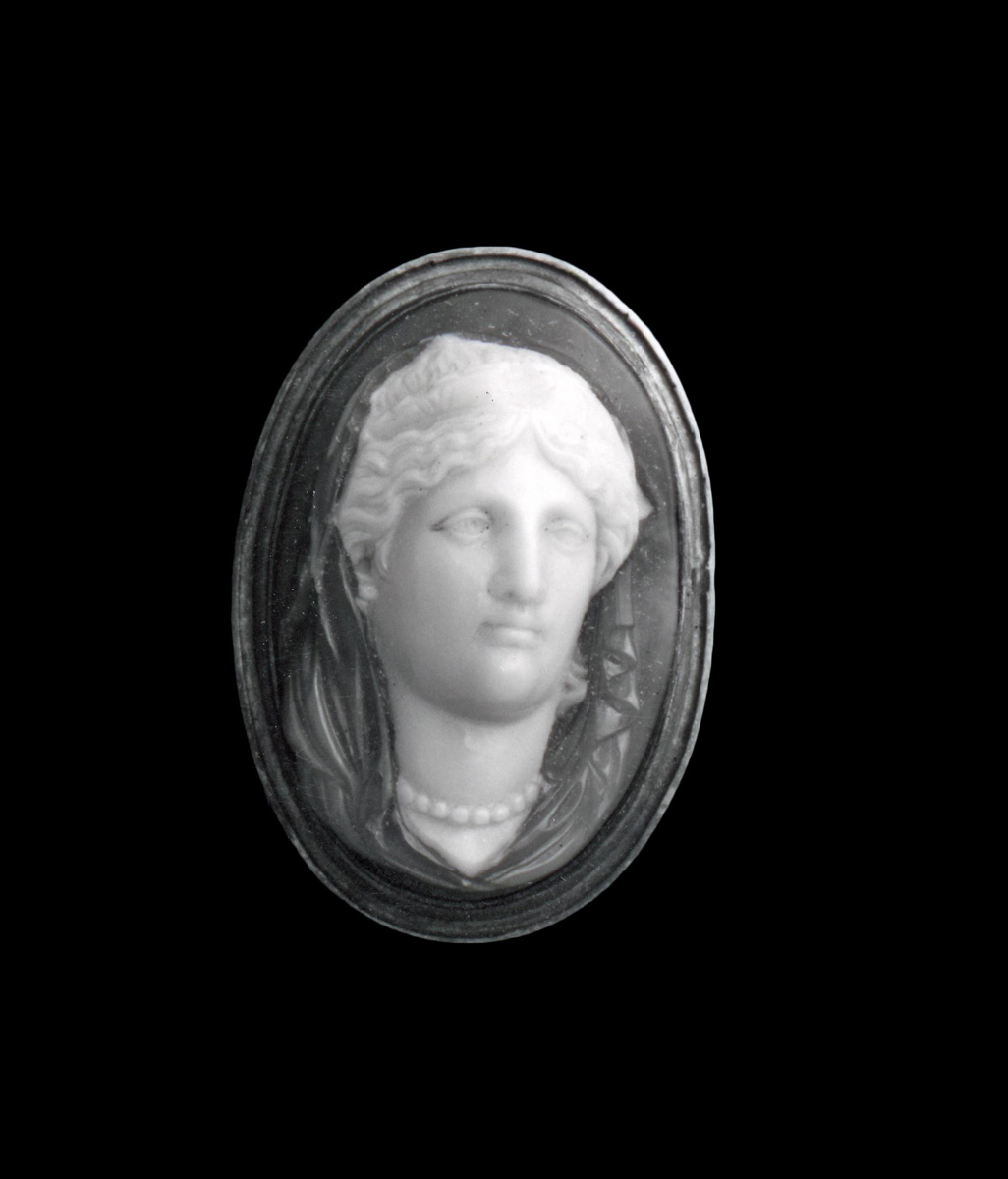 onyx cameo livia