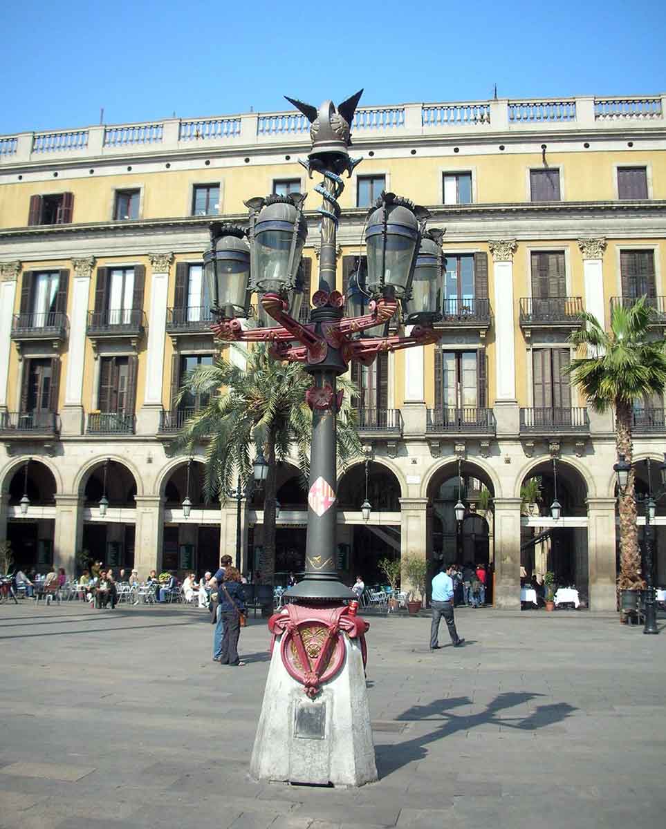 antoni gaudi lamp post