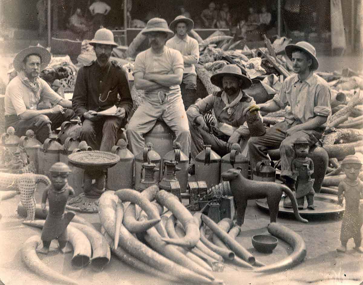 british soldiers looting benin