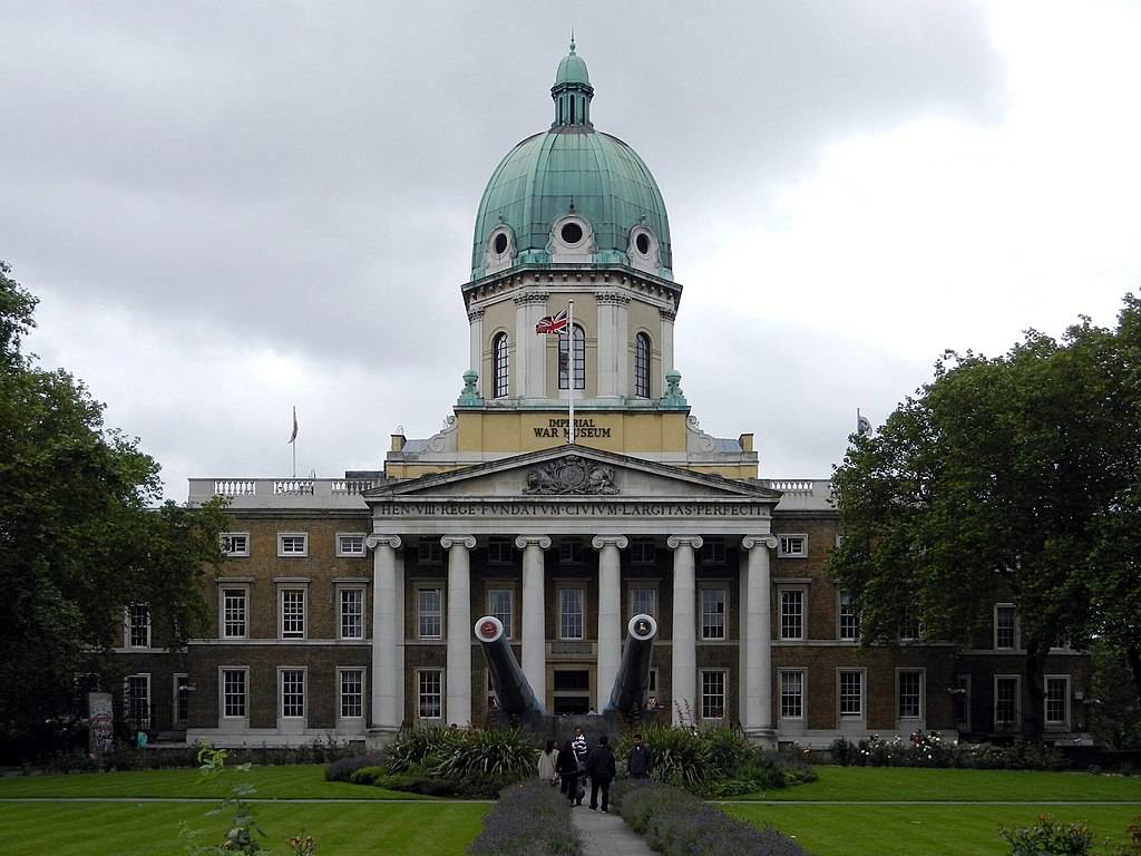 : Exterior of Imperial War Museum London with naval guns.