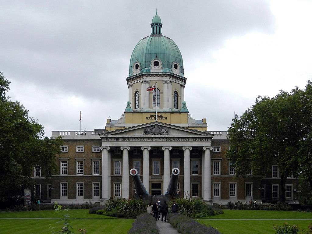 : Exterior of Imperial War Museum London with naval guns.