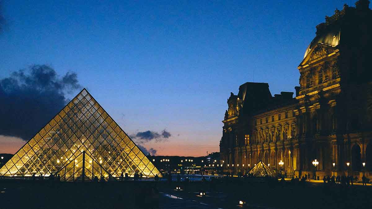 louve paris exterior night