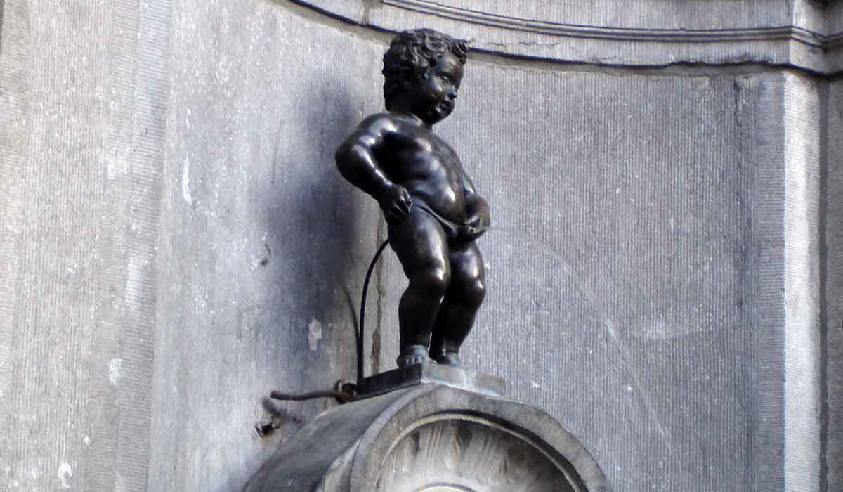 manneken pis statue
