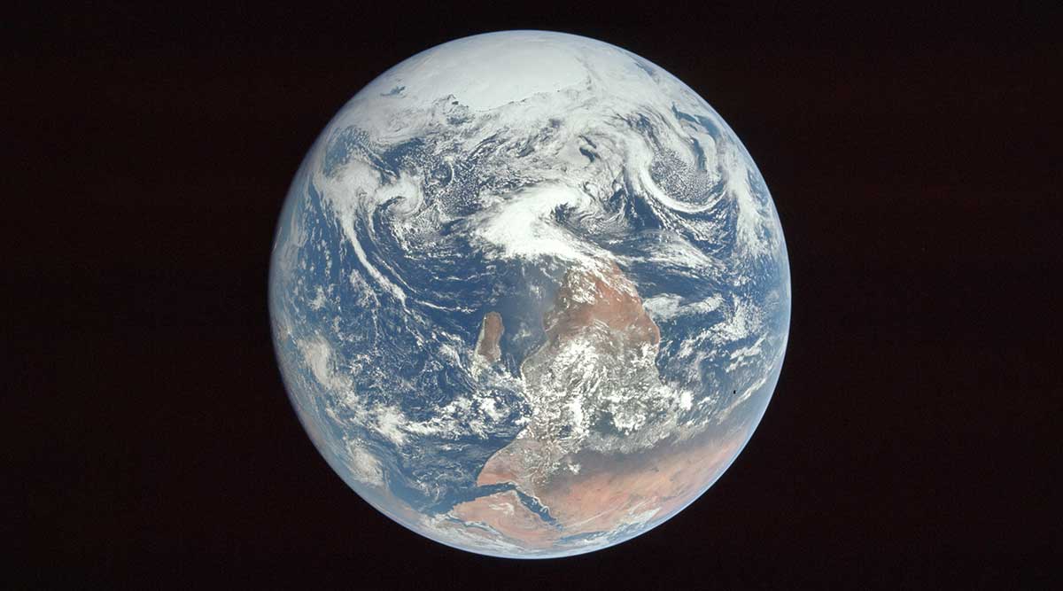 photo of earth from apolo