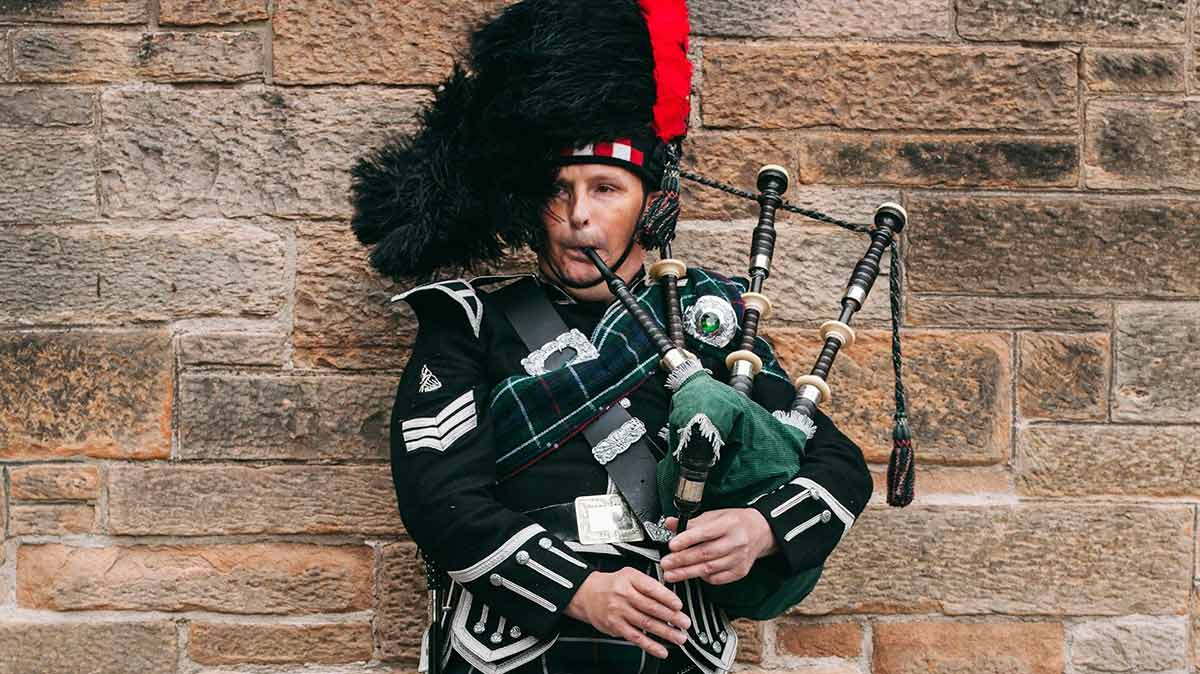 queen elizabeth ii bagpiper