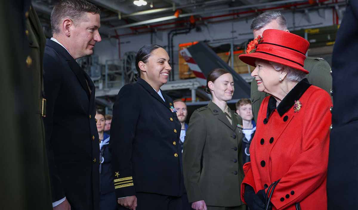 queen elizabeth troops