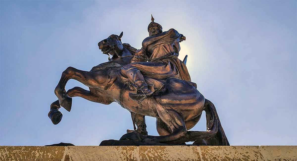 a statue of saladin in al karak