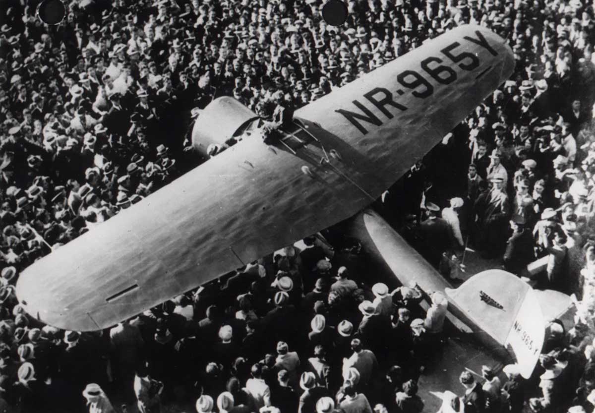 amelia earhart arrives in oakland photo