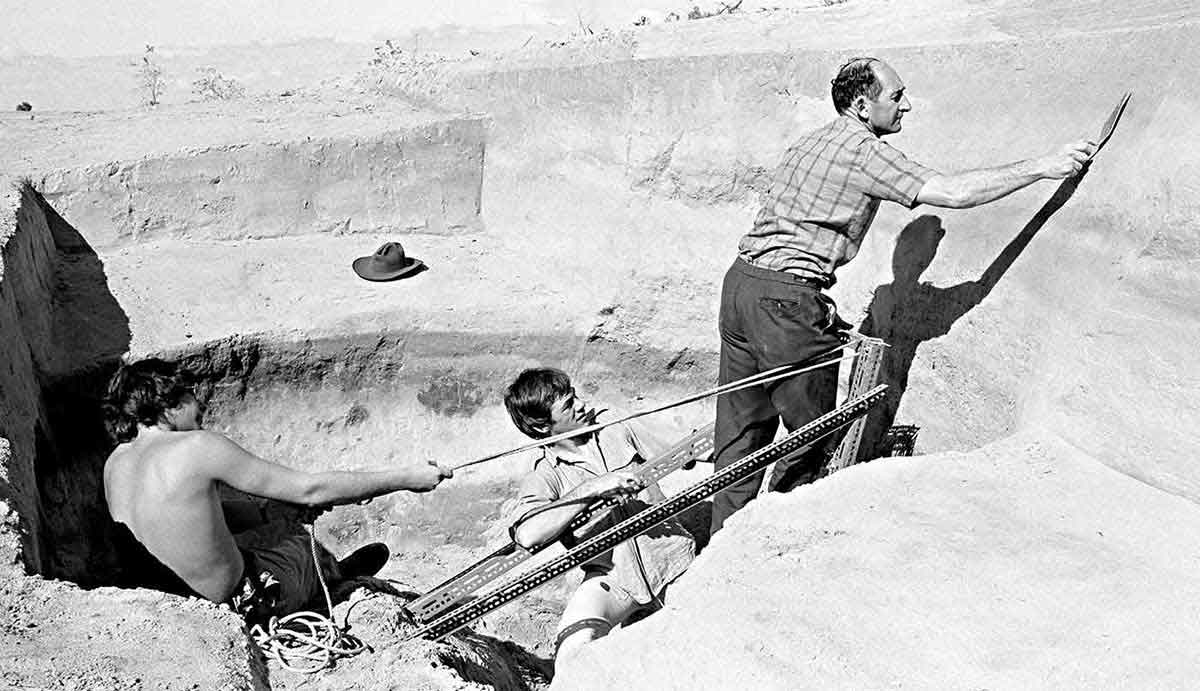 archaeologists lake mungo man