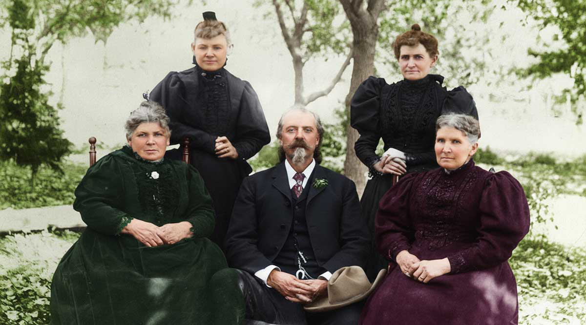 buffalo bill seated with sisters