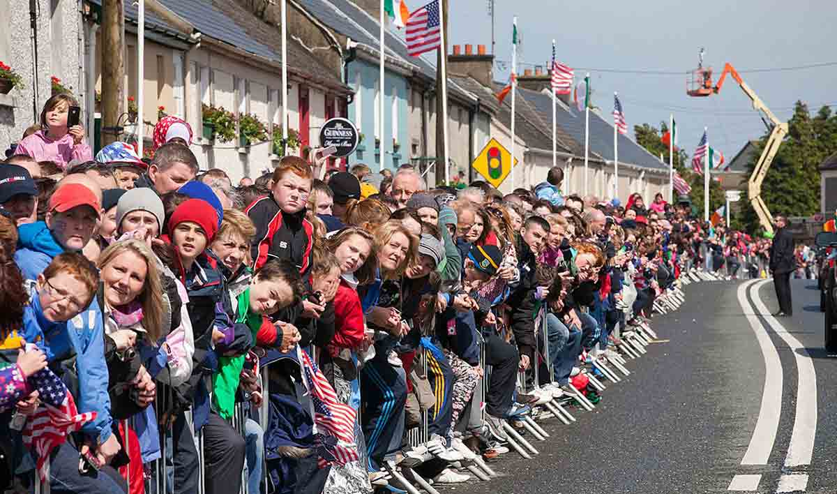 crowd to see obama moneygall