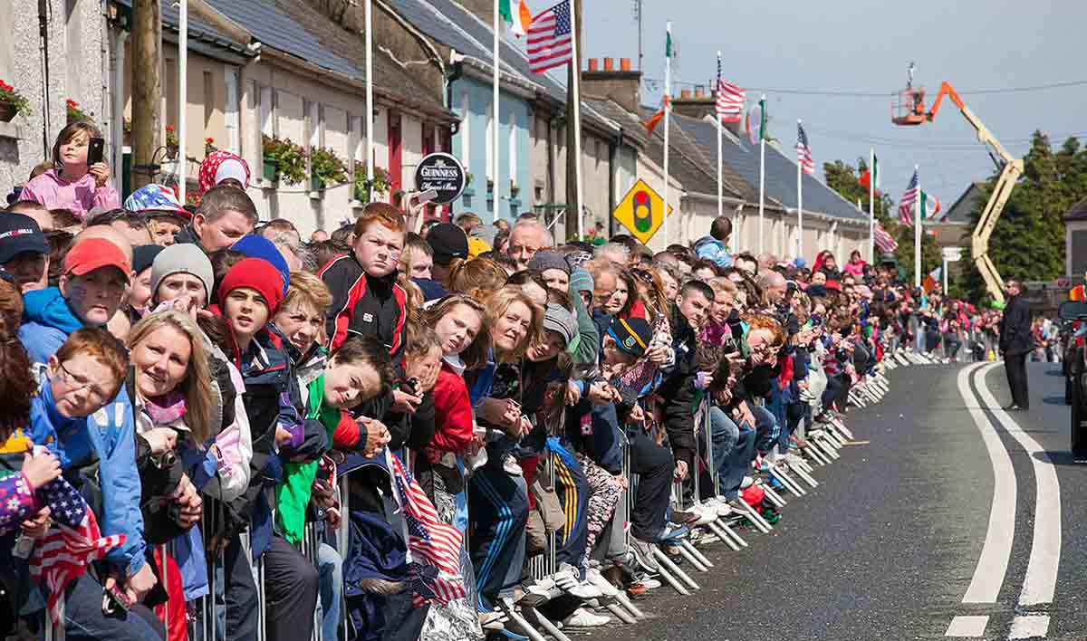 crowd to see obama moneygall