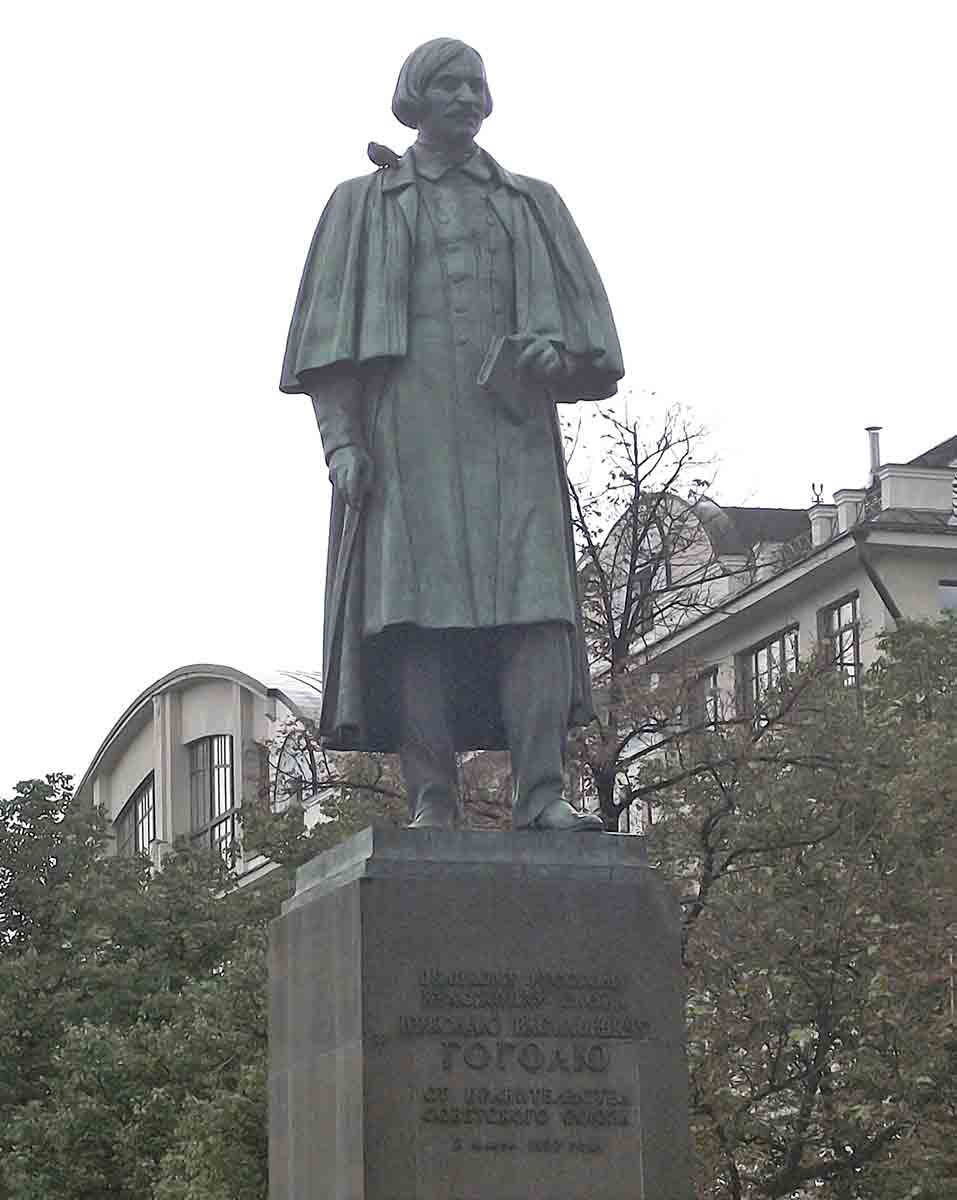 gogol statue moscow