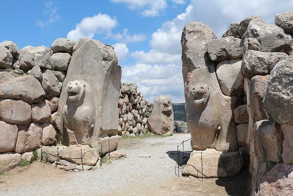 Stone portal flanked by sculpted lions at Hattusa, central Anatolia, c. 1400–1200 BCE, entrance to the Hittite imperial city.