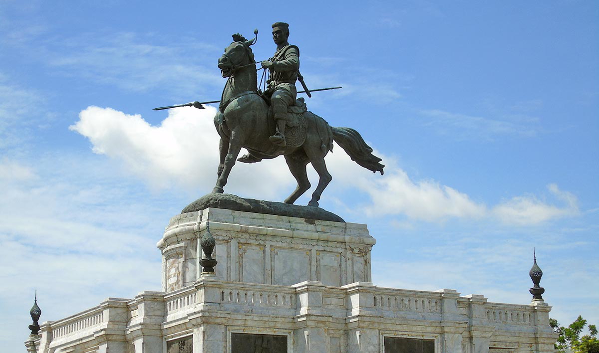 king naresuan equestrian statue ayutthaya