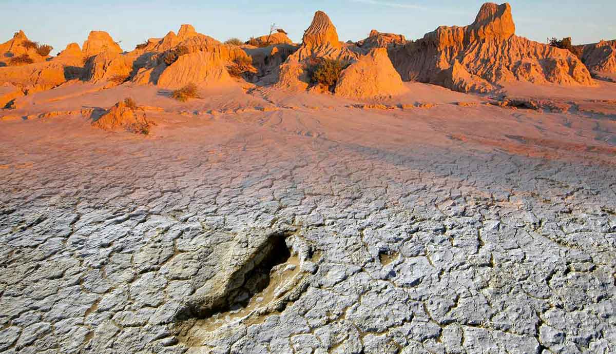 Lake Mungo and ancient Willandra footprints