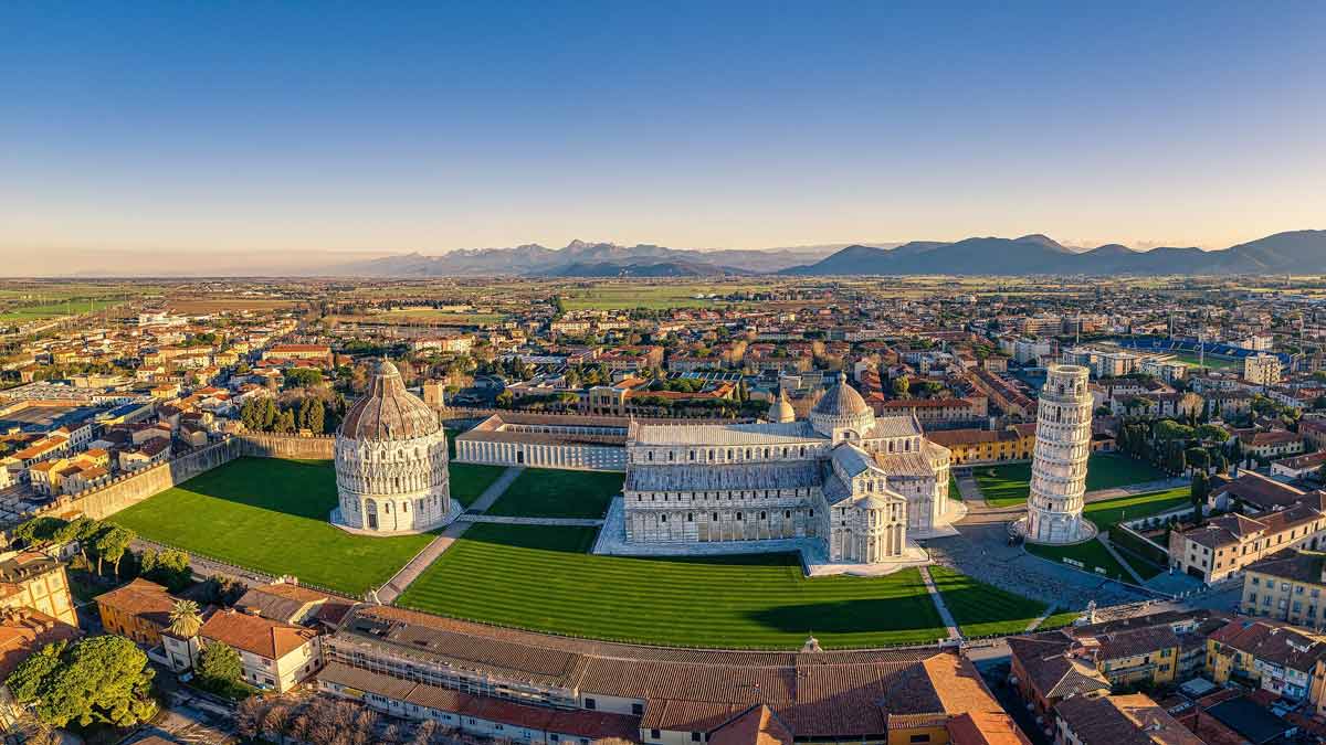 piazza dei miracoli leaning tower of pisa