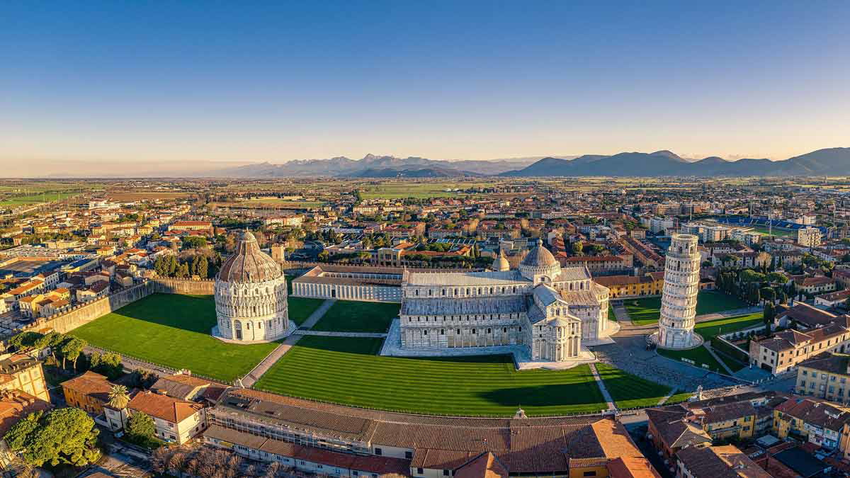 piazza dei miracoli leaning tower of pisa