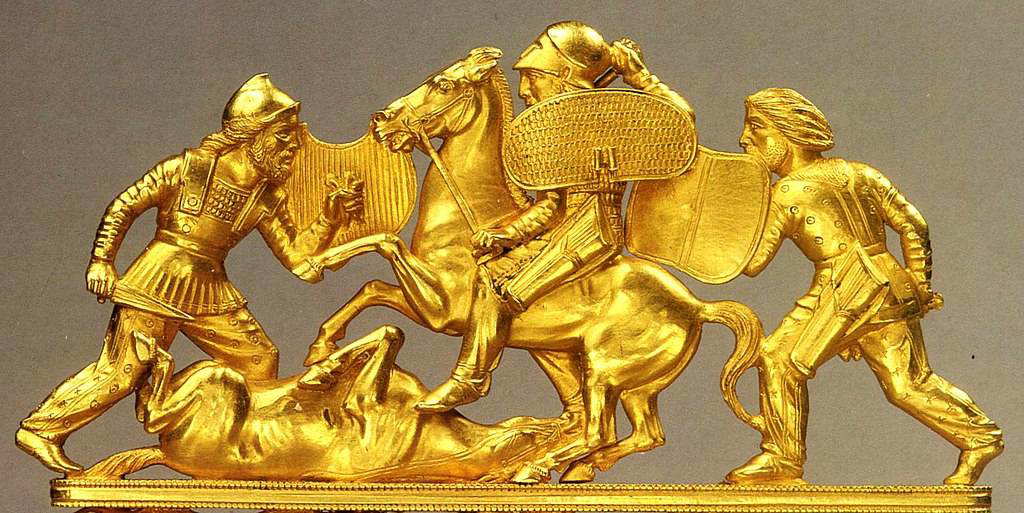 Gold comb from the Solokha kurgan with three fighting figures, late 5th–early 4th century BCE, Scythian elite craftsmanship.