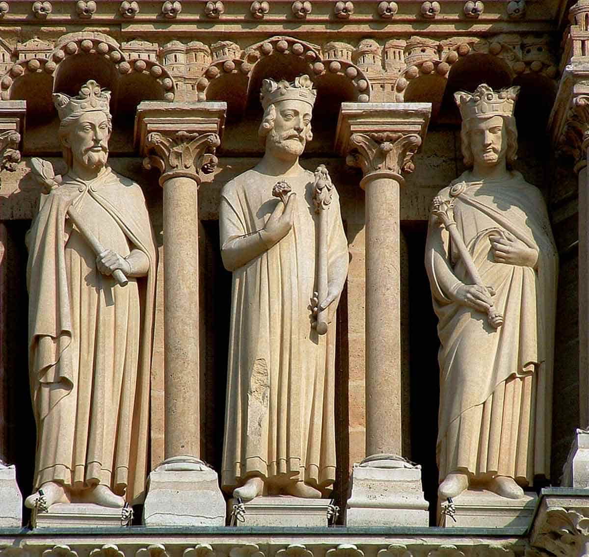 statues notre dame de paris