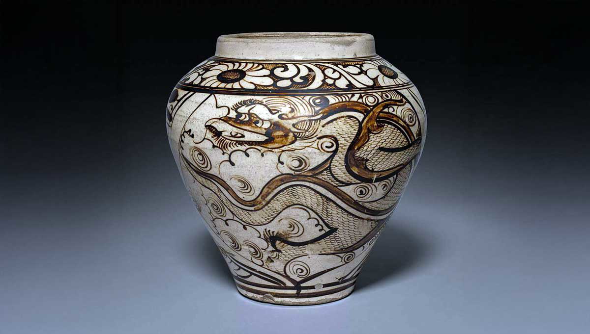 yuan dynasty jar with dragon 1300