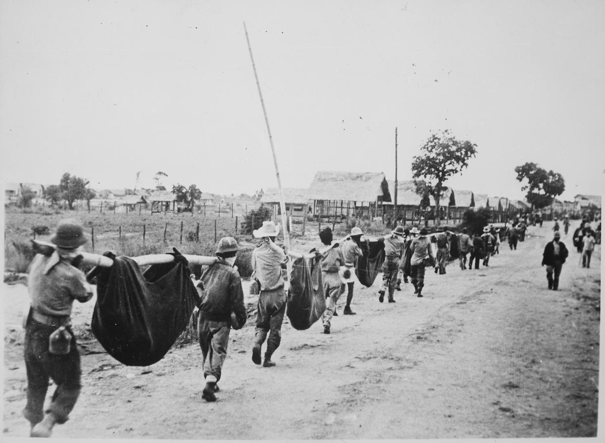 american prisoners carry wounded