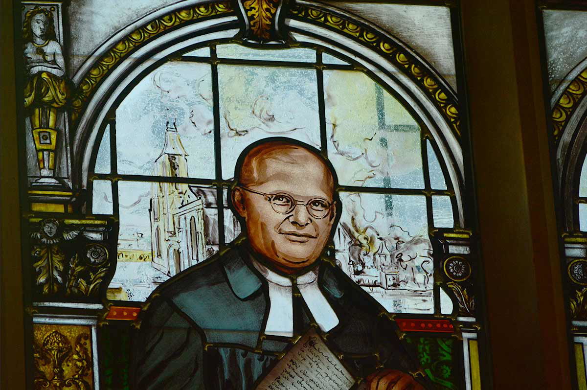 bonhoeffer stained glass confessing church