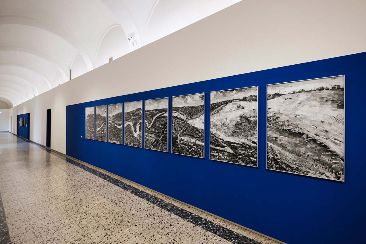 camera exhibition photo