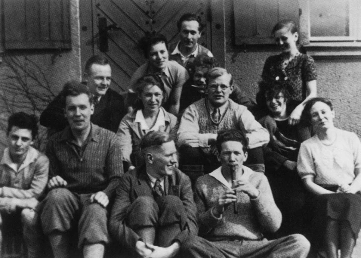 dietrich bonhoeffer with students