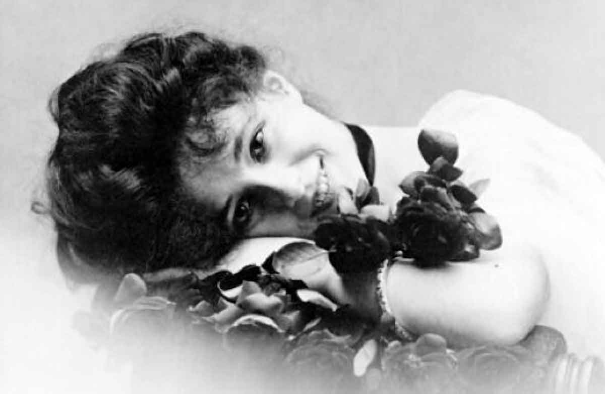 evelyn nesbit leaning on arms