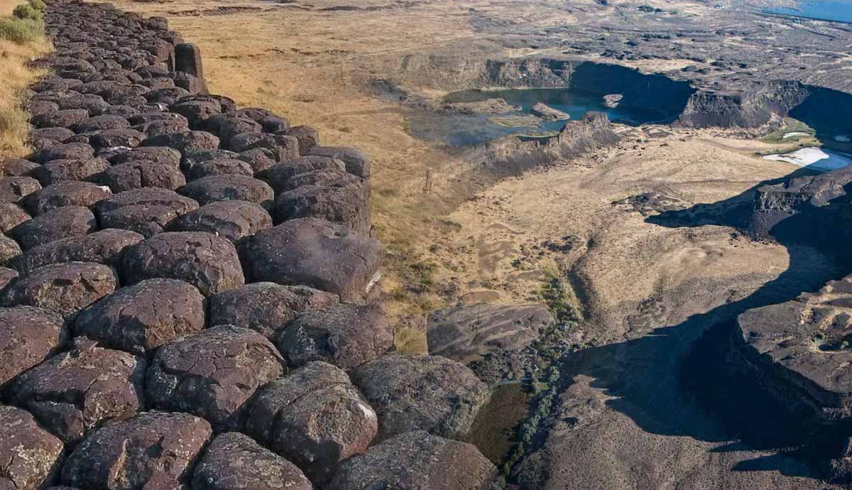 Columnar basalt and scabland canyon landscape