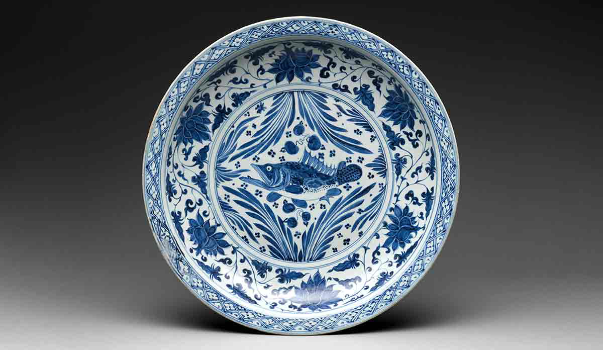 plate with fish 14th century china