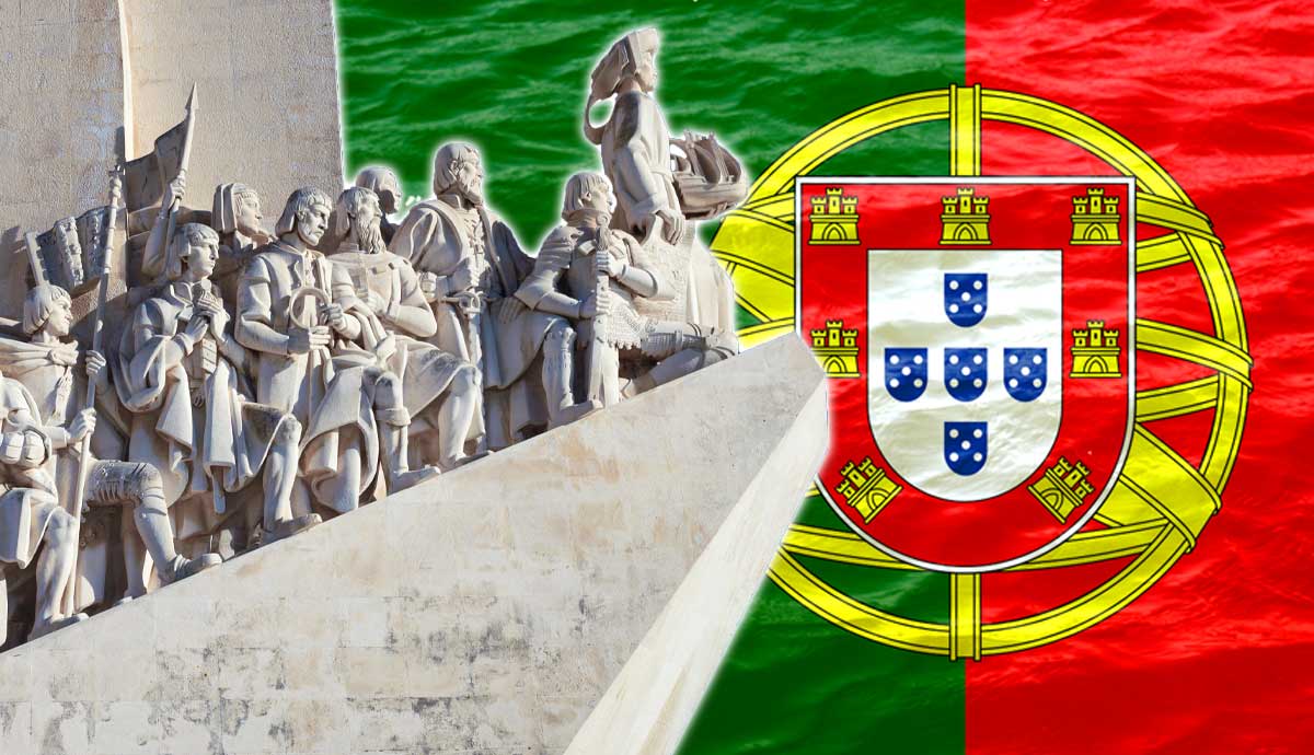 Padrão dos Descobrimentos monument and Portuguese flag
