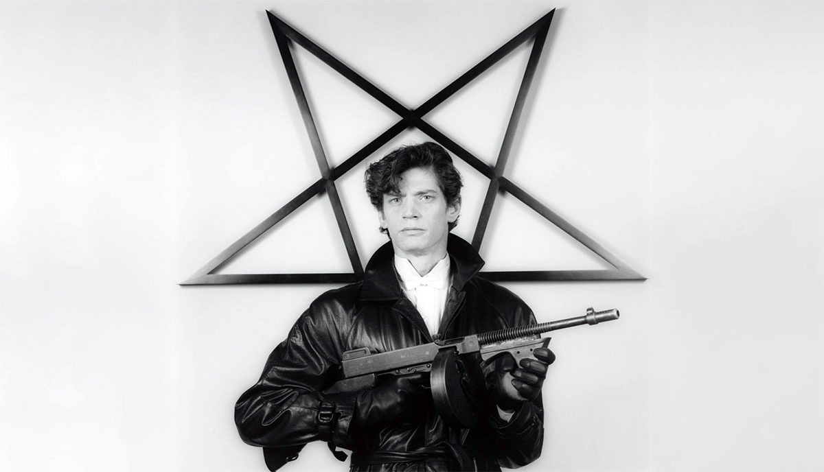 robert mapplethorpe self portrait holding gun