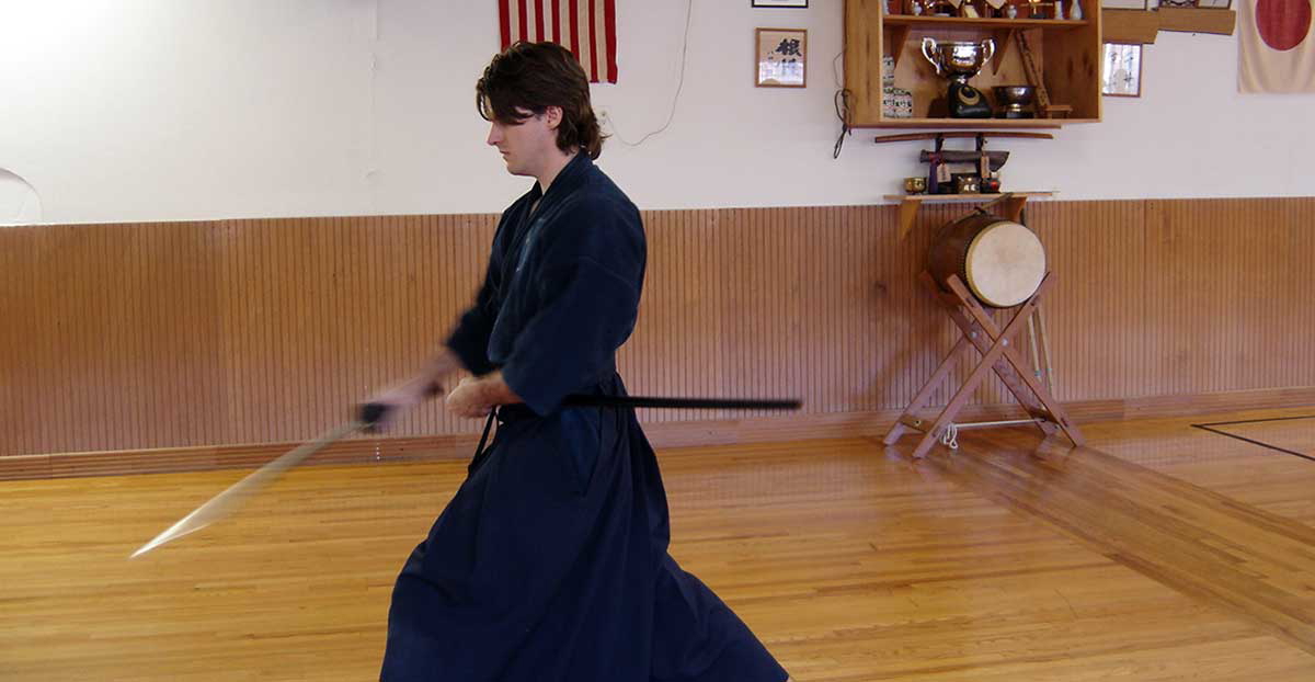 woman practicing iaijutsu wikimedia