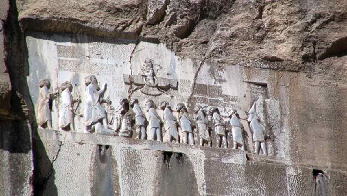 Ahura mazda inscriptions