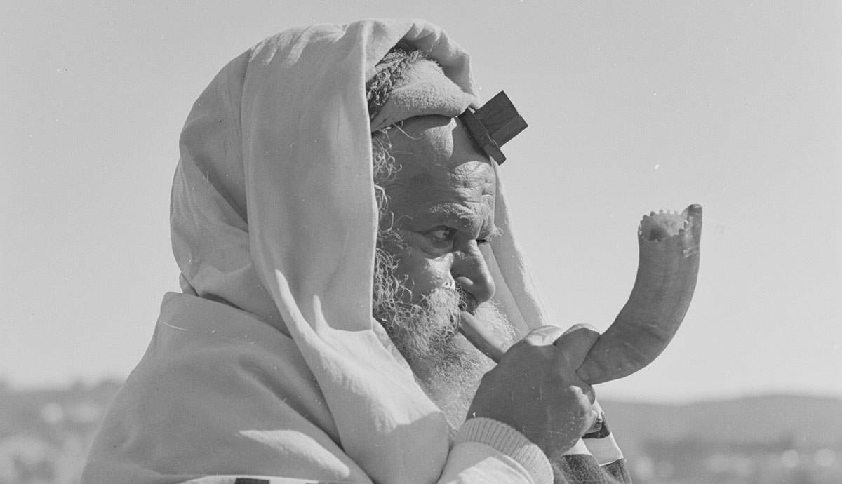 abram blowing shofar photograph islamic calendar