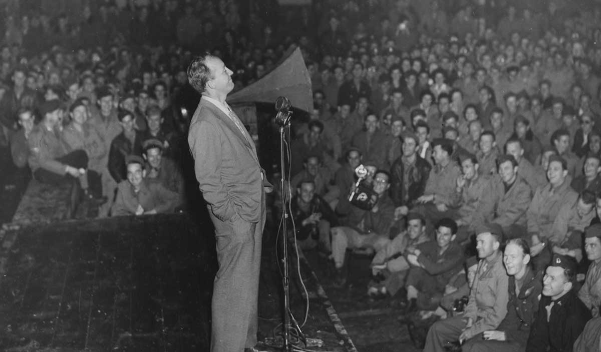 bing crosby preforming christmas wwii