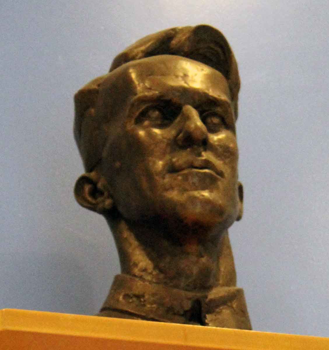 bust of te lawrence